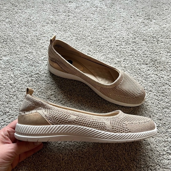 New Easy Spirit Women's 11 Glitz 2 Gold Shimmer Slip On Walking Sneaker Skimmer - Picture 1 of 5